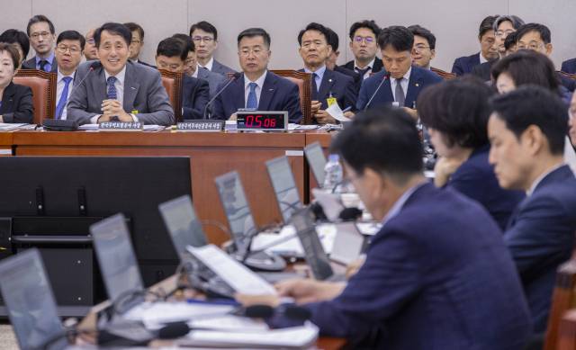 ▲지난 16일 국회 산업통상자원중소벤처기업위원회 국정감사에서 장영진 한국무역보험공사 사장이 체코 핵발전소 수출사업 관련 의원 질의에 답하고 있다. ⓒ연합뉴스