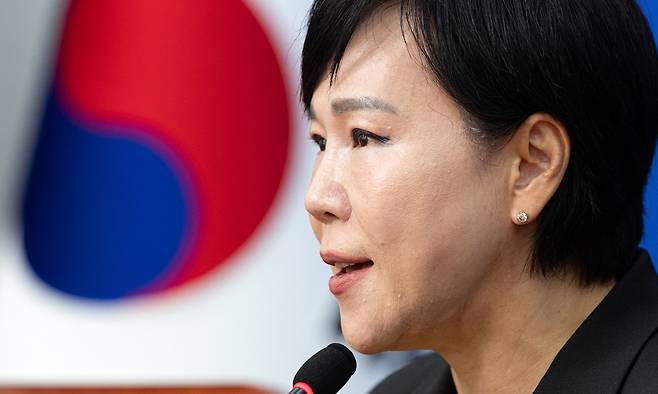 전현희 더불어민주당 수석최고위원이 19일 서울 여의도 국회에서 열린 기자간담회에서 모두발언하고 있다. 뉴스1