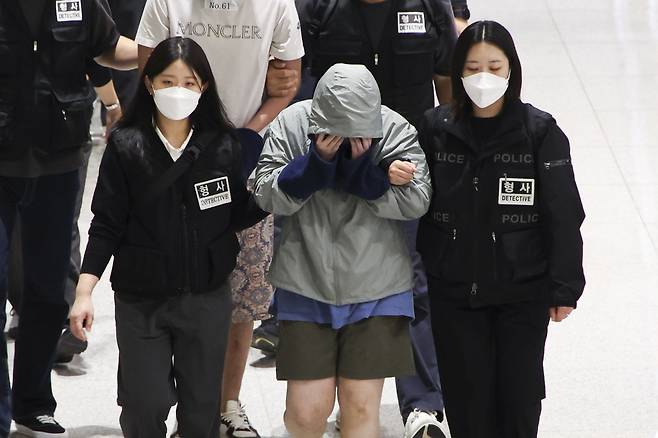 캄보디아 당국의 범죄단지 단속으로 적발돼 구금됐던 한국인들이 지난 18일 오전 인천국제공항 2터미널을 통해 송환되고 있다. 공동취재