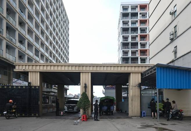 ‘철통보안’ - 18일(현지시간) 캄보디아 시아누크빌 내 범죄단지로 알려진 건물 입구에서 검문이 이뤄지고 있다. 2025.10.18 시아누크빌 뉴스1