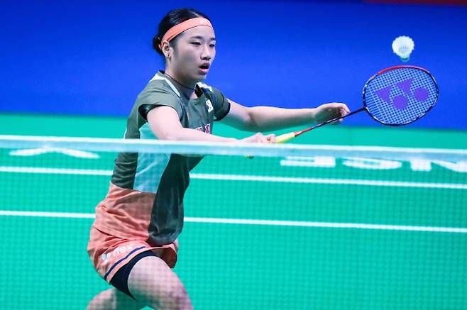 안세영, 야마구치 꺾고 덴마크오픈 우승 도전 - [오덴세=AP/뉴시스] 안세영(1위)이 18일(현지 시간) 덴마크 오덴세 유스케방크아레나에서 열린 2025 세계배드민턴연맹(BWF) 월드 투어 슈퍼750 덴마크오픈 여자 단식 4강전에서 야마구치 아카네(3위·일본)와 경기하고 있다. 지난 코리아오픈에서 야마구치에 패해 준우승에 그쳤던 안세영이 2-1(16-21 21-10 21-9) 역전승을 거두고 결승에 올라 시즌 8번째 우승에 도전한다. 2025.10.18.   <저작권자ⓒ 공감언론 뉴시스통신사. 무단전재-재배포 금지.>