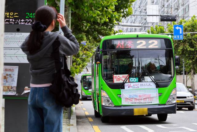 대중교통 환승할인 보전 규모를 놓고 서울시와 갈등을 빚는 서울시 마을버스 운송사업조합은 요구안이 수용되지 않으면 내년 1월 1일부터 환승제도에서 공식 탈퇴하겠다고 주장하고 있다. 사진은 서울 시내 버스정류장에서 시민이 마을버스를 기다리는 모습. 연합뉴스