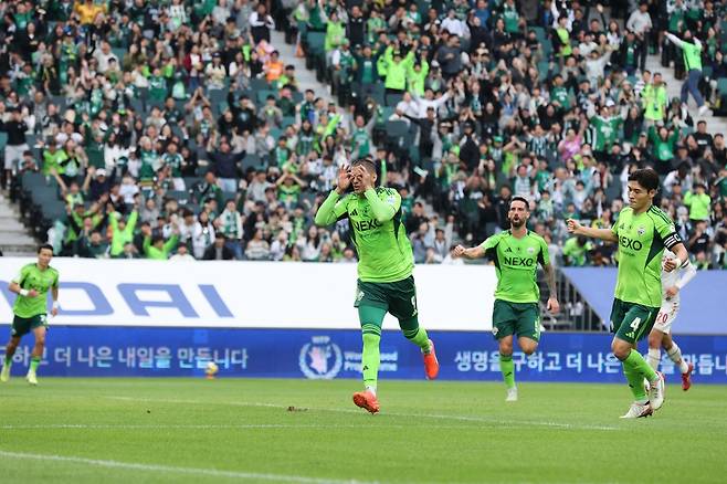 전북 티아고가 18일 전주월드컵경기장에서 열린 수원FC와 K리그1 홈경기에서 후반 페널티킥 추가골을 성공시킨 뒤 기뻐하고 있다. 사진제공｜한국프로축구연맹