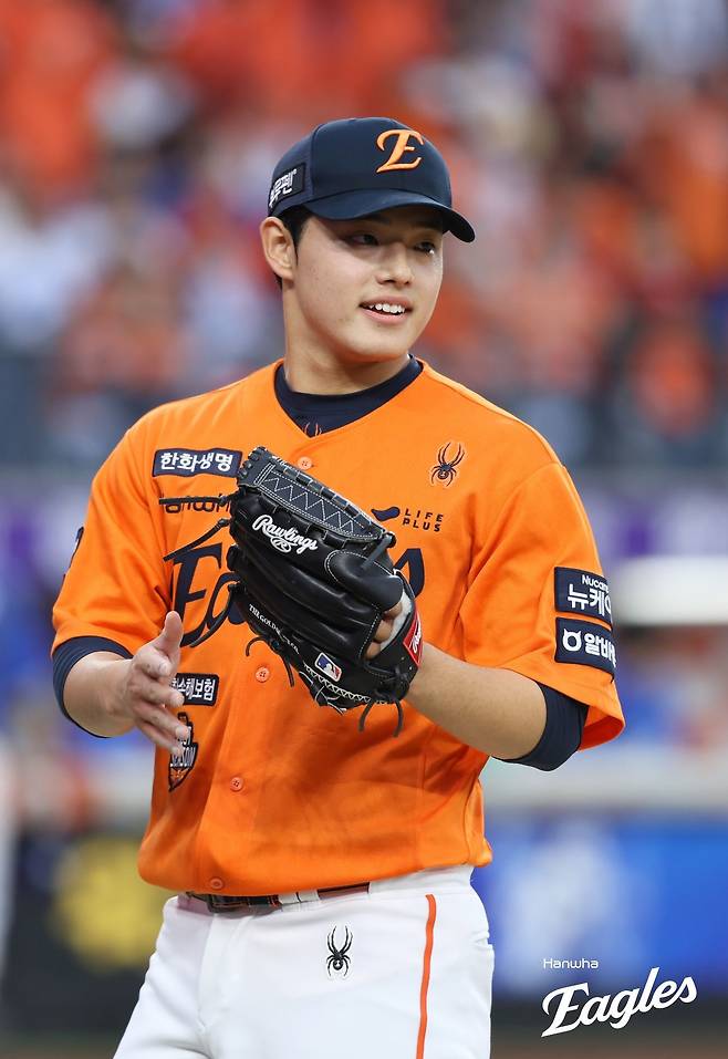 한화 문동주가 18일 대전 한화생명볼파크에서 열린 ‘2025 신한 SOL 뱅크 KBO 포스트시즌(PS)’ 삼성과 플레이오프 1차전에 팀 두 번째 투수로 등판해 아웃카운트를 잡은 뒤 환하게 웃고 있다. 문동주는 이날 시속 162㎞의 공을 던지는 등 마운드 위에서 완벽한 모습을 보였다. 사진제공｜한화 이글스