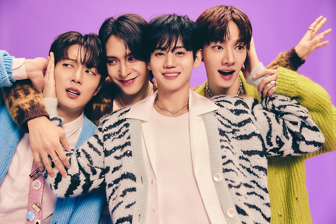 그룹 하이라이트. 사진 어라운드어스