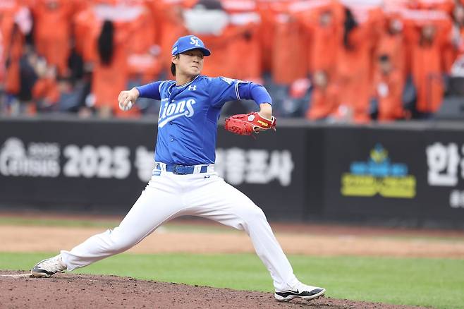 삼성 이호성이 18일 대전에서 열린 한화와 플레이오프 1차전 6회말 구원 등판해 투구하고 있다. 삼성 라이온즈 제공