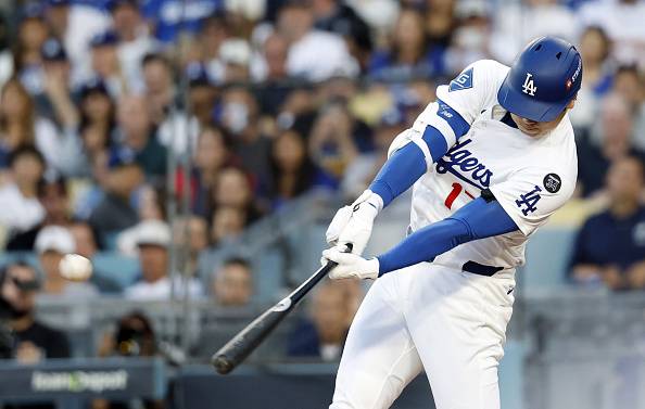 LA 다저스 오타니 쇼헤이가 18일 내셔널리그 챔피언십시리즈 4차전에서 1회 홈런을 치고 있다. 게티이미지