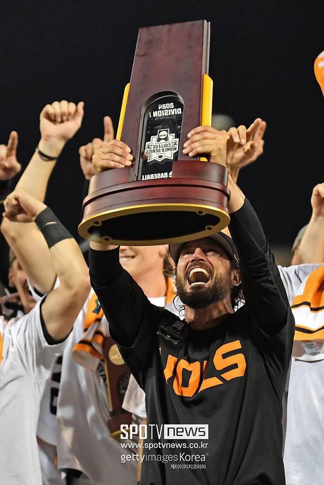 ▲ 2024년 NCAA 디비전1 우승 트로피를 들어올리는 비텔로 감독.