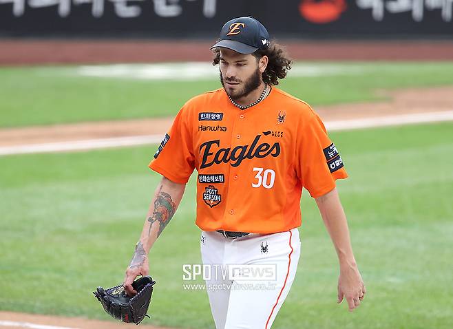 ▲ 플레이오프 1차전에서&nbsp; 4회까지만 6실점하는 등 6이닝 6실점으로 최강 선발 투수다운 모습을 보여주지 못한 코디 폰세 ⓒ곽혜미 기자