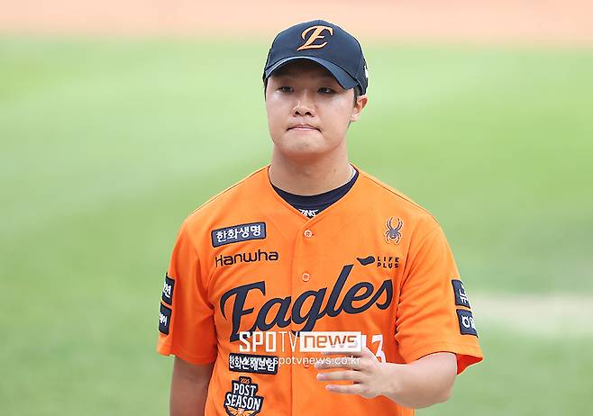 ▲ 19일 삼성과 플레이오프 2차전에 5회 등판해 아웃카운트 두 개를 잡고 자신의 가을무대 첫 경기를 깔끔하게 치른 정우주 ⓒ곽혜미 기자