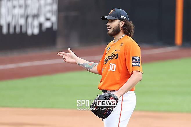 ▲ 리그 최고 투수인 코디 폰세는 플레이오프 1차전에서 6이닝 6실점으로 자기 몫을 하지 못했다 ⓒ곽혜미 기자