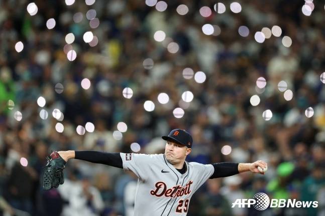 디트로이트 선발 투수 타릭 스쿠발이 11일(한국시간) 미국 워싱턴주 시애틀의 T-모바일 파크서 열린 2025 MLB 포스트시즌 ALDS 5차전에서 시애틀 매리너스를 상대로 역투했다. /AFPBBNews=뉴스1