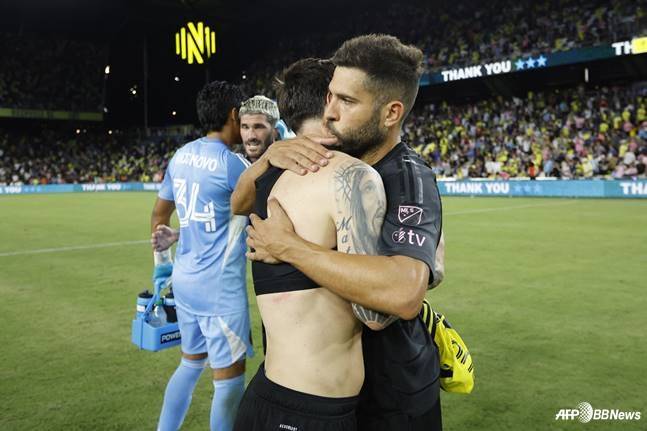 조르디 알바(오른쪽)가 19일 오전 7시(한국시간) 미국 테네시주의 제오디스파크에서 열린 MLS 정규리그 최종전 경기가 끝난 뒤 리오넬 메시를 안아주고 있다. /AFPBBNews=뉴스1