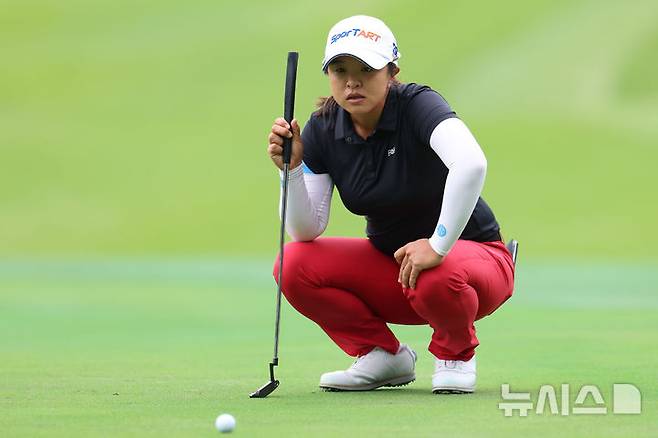 김세영이 쪼그려 앉아 그린을 바라보고 있다. /사진=뉴시스