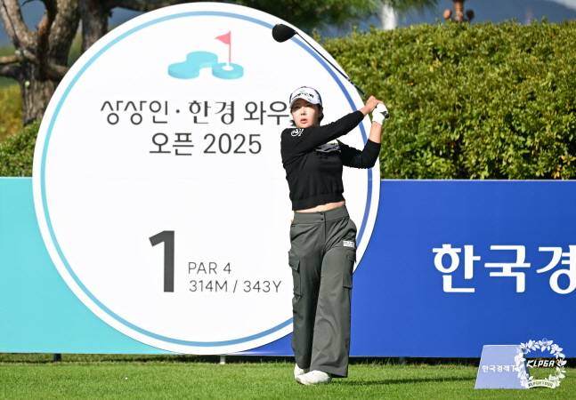 1번 홀 티샷을 날리는 박지영. /사진=KLPGT 제공