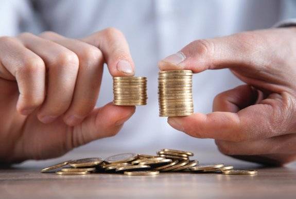 19세기 사회철학자이자 경제학자인 존 스튜어트 밀은 “사람들은 단순히 부자가 되기를 바라는 것이 아니라 남들보다 더 부자가 되기를 바란다”고 말했다.&nbsp;GETTYIMAGES&nbsp;