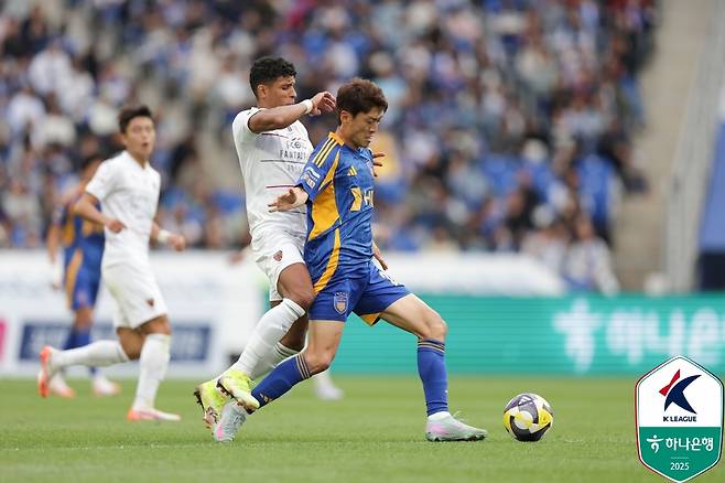 울산은 18일 울산문수축구경기장에서 열린 하나은행 K리그1 2025 33라운드 홈 경기에서 광주FC를 2-0으로 꺾었다. 울산이 K리그1에서 승리한 것은 최근 3무 4패 뒤 8경기 만이다. 2015년(최종 7위) 이후 10년 만에 하위 스플릿인 파이널B로 추락한 울산은 승점 40으로 10위에서 일단 강등권을 벗어난 9위가 됐다. 이날 경기는 노상래 감독대행 체제 뒤 첫 경기였다. 경기 중엔 37살 고참 선수 이청용이 신태용 전 감독을 사실상 저격하는 골프 세리머니를 해서 화제가 됐다. 한국프로축구연맹