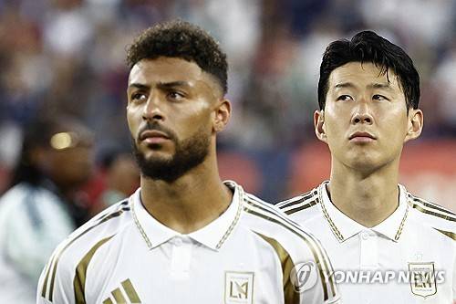 로스앤젤레스FC(LAFC)의 공격을 이끄는 '흥부 듀오'가 LAFC를 서부 콘퍼런스 2위로 올려놓기 위해 정규 리그 최종전에 선발 출전한다. 아쉬운 점은 같은 날 열린 경기에서 리오넬 메시가 해트트릭을 기록하며 부앙가와의 격차를 5골로 벌린 탓에 이번 시즌 MLS 득점왕을 노리던 부앙가의 득점왕 경쟁이 사실상 끝났다는 것이다. 사진 연합뉴스