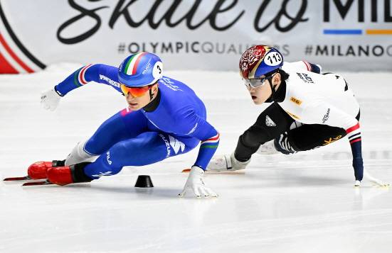남자 쇼트트랙 대표팀은 19일(한국시간) 캐나다 퀘벡주 몬트리올 모리스 리처드 아레나에서 열린 쇼트트랙 월드투어 2차 대회 셋째 날 남자 500m와 남자 1500m에서 입상자를 배출하지 못했다. 여기에 직전 대회 우승을 차지했던 남자 5000m 계주에서도 준결승에서도 조 3위에 그쳐 결승 티켓을 놓쳤다. 남자 대표팀은 20일 남자 1000m에서 자존심 지키기에 나서게 됐다. 연합뉴스
