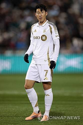 손흥민은 19일(한국시간) 미국 콜로라도주 커머스시티의 딕스 스포팅 굿즈 파크에서 열린 콜로라도 래피즈와의 2025 MLS 정규리그 34라운드 최종전에서 전반 42분 선제골을 터트리며 2-2 무승부에 일조했다. 경기 후 MLS은 연맹 공식 채널을 통해 손흥민의 선제골 장면을 게시하며 차원이 다른 선수라고 칭찬했다. 더불어 손흥민의 선제골로 LAFC는 누구보다 빠르게 MLS 정규시즌 통산 500호골을 달성했다. 연합뉴스