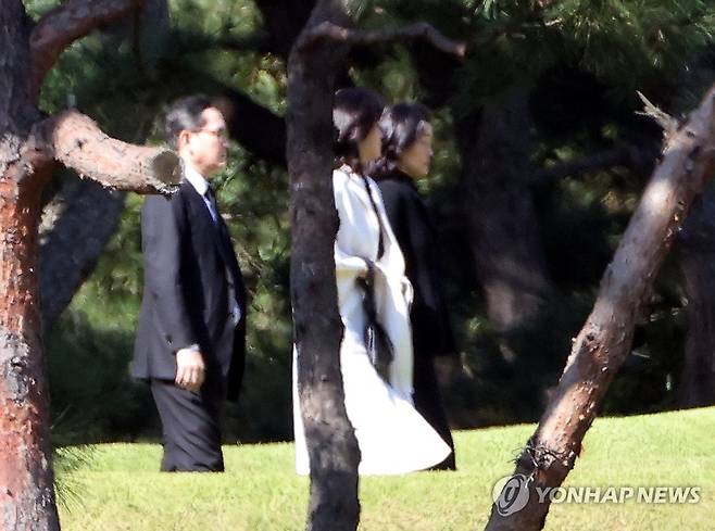 고 이건희 회장 선영 찾은 이재용 회장 이재용 삼성전자 회장이 작년 10월 25일 오전 경기도 수원 선영에서 치러진 고 이건희 삼성그룹 회장의 4주기 추도식에 참석하고 있다. [연합뉴스 자료사진]