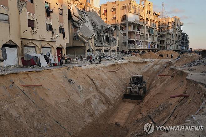 하마스가 가자지구 내 이스라엘 사망 인질 시신을 수색하는 모습 [AP=연합뉴스. 재판매 및 DB 금지]