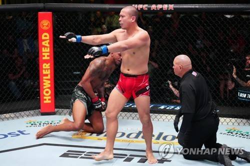 승리 후 팬들 환호성을 자제시키는 박준용(가운데) [UFC 제공. 재판매 및 DB 금지]