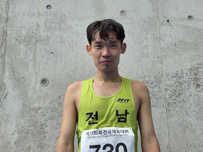 인터뷰하는 심종섭 (부산=연합뉴스) 하남직 기자 = 심종섭이 19일 부산에서 열린 제106회 전국체전 남자 마라톤에서 한승현을 1초 차로 제치고, 우승한 뒤 연합뉴스와 인터뷰하고 있다.