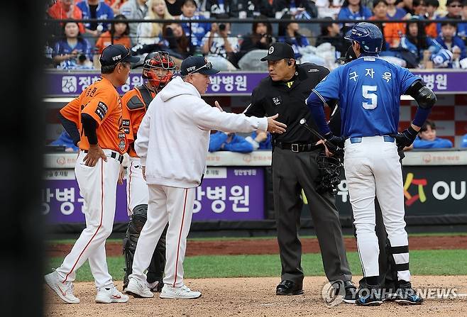 신경전 벌이는 양팀 (대전=연합뉴스) 김준범 기자 = 18일 대전 한화생명 볼파크에서 열린 2025 KBO 프로야구 포스트시즌 플레이오프 1차전 삼성 라이온즈와 한화 이글스의 경기. 3회초 무사 1, 3루 삼성 구자욱 타석 때 양팀 사이의 신경전이 벌어지고 있다. 2025.10.18 psykims@yna.co.kr