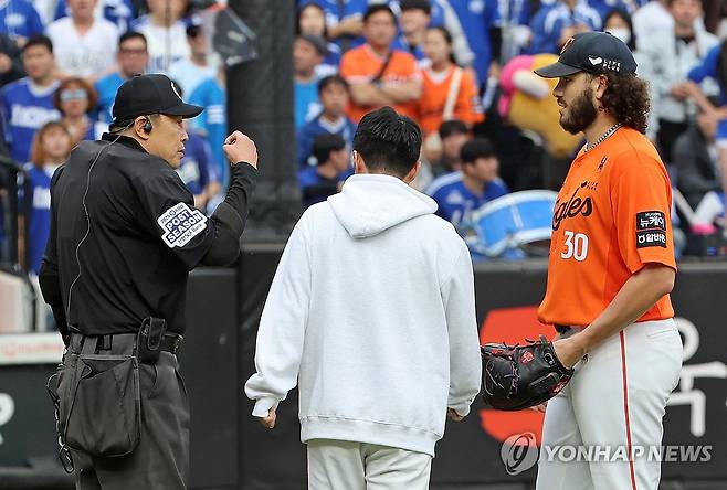 주의받는 폰세 (대전=연합뉴스) 김준범 기자 = 18일 대전 한화생명 볼파크에서 열린 2025 KBO 프로야구 포스트시즌 플레이오프 1차전 삼성 라이온즈와 한화 이글스의 경기. 3회초 무사 1, 3루 삼성 구자욱 타석 때 한화 폰세가 구심에게 주의를 받고 있다. 2025.10.18 psykims@yna.co.kr