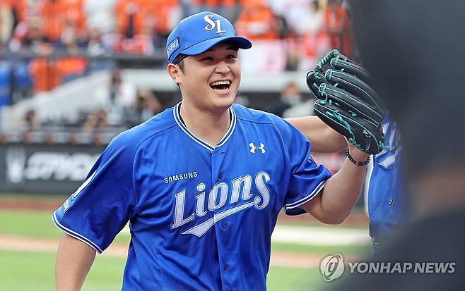 최원태, '오늘 승리는 우리가' (대전=연합뉴스) 김준범 기자 = 19일 대전한화생명 볼파크에서 열린 2025 프로야구 KBO리그 포스트시즌 플레이오프 2차전 삼성 라이온즈와 한화 이글스의 경기. 7회말 수비를 마친 삼성 최원태가 더그아웃으로 들어가며 밝은 표정을 짓고 있다. 2025.10.19 psykims@yna.co.kr