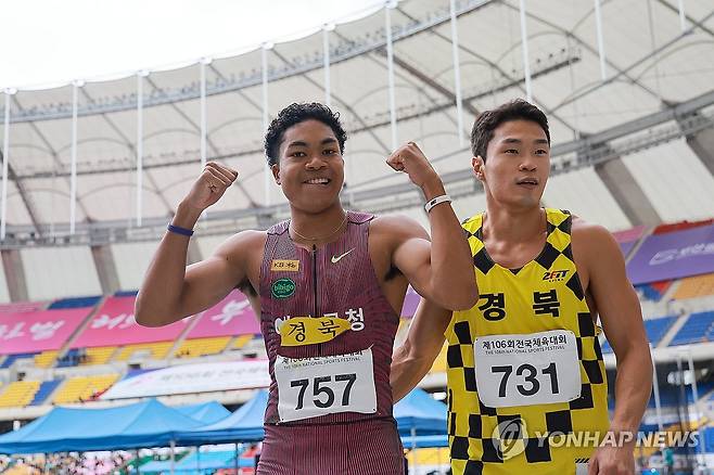전국체전 100m 1등과 2등 차지한 나마디 조엘진-김시온 (부산=연합뉴스) 신현우 기자 = 19일 부산 아시아드주경기장에서 열린 제106회 전국체육대회 육상 남자 100m 결승에서 우승한 나마디 조엘진(예천군청)과 김시온(경산시청)이 트랙을 빠져나가고 있다. 2025.10.19 nowwego@yna.co.kr