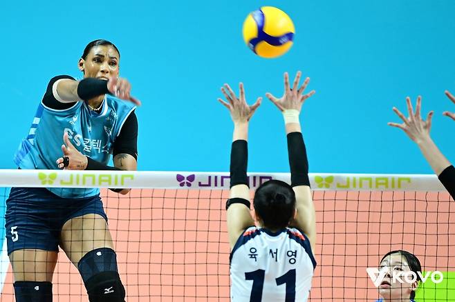 블로커를 압도하는 GS칼텍스 실바의 스파이크 [한국배구연맹 제공. 재판매 및 DB 금지]