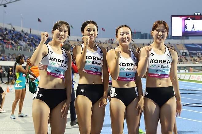 11년 만에 한국 기록 세운 여자 400ｍ 계주 대표팀 (서울=연합뉴스) 31일 경북 구미시민운동장에서 열린 2025 아시아육상경기선수권대회 여자 400ｍ 결선에서 44초45의 한국 신기록을 세운 대표팀이 기념 촬영을 하고 있다. 왼쪽부터 김소은, 강다슬, 이은빈, 김다은. 2025.5.31 [대한육상연맹 제공. 재판매 및 DB 금지] photo@yna.co.kr