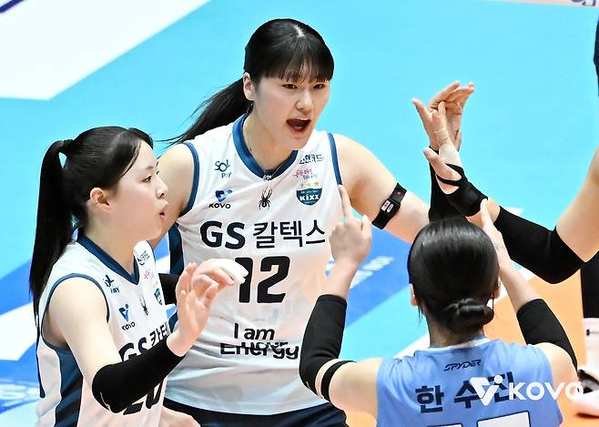 무릎 수술로 올 시즌 못 뛰는 GS칼텍스 이주아(가운데) [한국배구연맹 제공. 재판매 및 DB 금지]