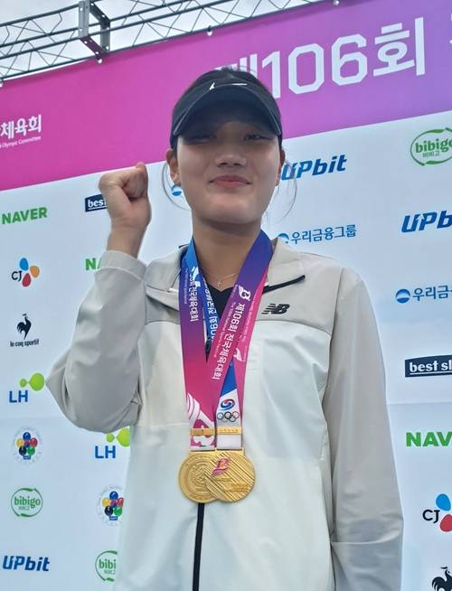 제106회 전국체육대회에서 도 선수단 가운데 첫 2관왕을 차지한 여자 18세이하부 근대4종의 정다민(경기체고)이 금메달 2개를 목에 걸고 파이팅을 외치고 있다. /경기체고 제공