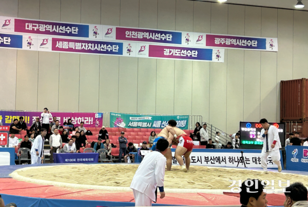 부산 벡스코에서 열린 제106회 전국체전 씨름 남대부 장사급 140㎏ 결승에서 이혁준(인하대 1)이 경기를 펼치고 있다. 2025.10.20 /백효은기자 100@kyeongin.com