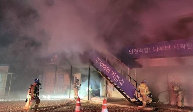 ▲ 양주시 덕계동의 한 아파트 공사 현장에서 발생한 화재를 소방대가 진화하고 있다./사진제공=양주소방서