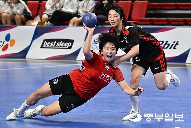 20일 오후 부산시 금정구 스포원파크금정실내체육관에서 열린 제106회 전국체육대회 핸드볼 단체전 여자18세이하부 준준결승 경기에서 의정부여자고등학교 선수가 강력한 슛을 날리고 있다. 부산=김경민기자