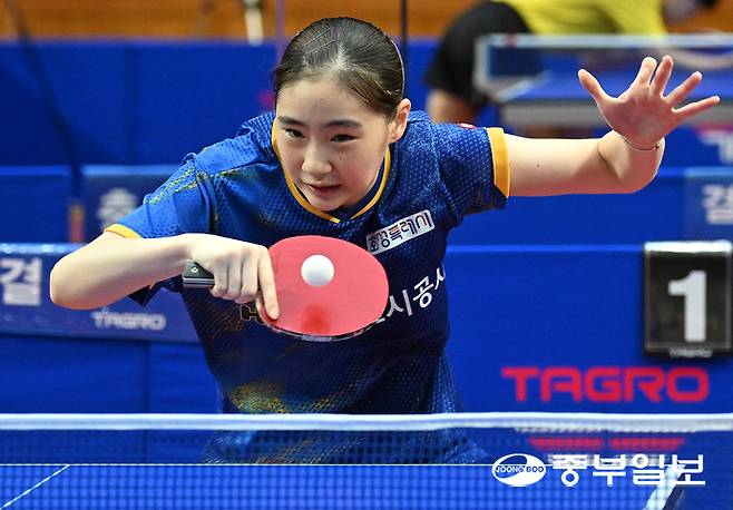 20일 오전 부산시 기장군 기장체육관에서 열린 제106회 전국체육대회 탁구 개인전 여자18세이하부 결승 경기에서 화성도시공사 정예인이 랠리를 이어가고 있다. 부산=김경민기자