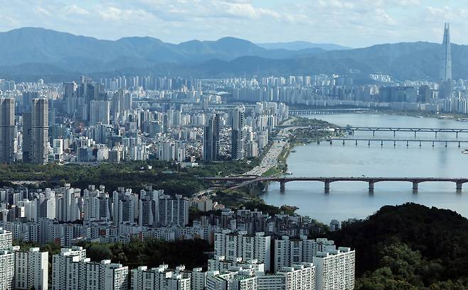 정부는 15일 서울 25개 자치구 전체와 경기도 12개 지역을 조정대상지역과 투기과열지구로 묶는 부동산 대책을 발표했다. / 연합뉴스