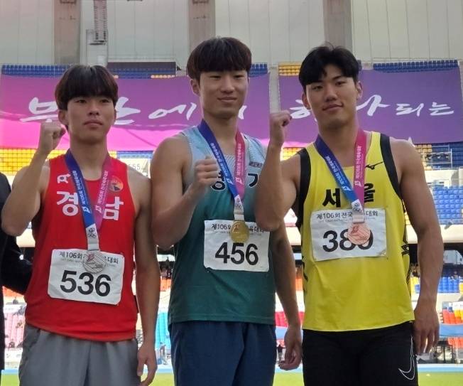 20일 부산아시아드주경기장에서 열린 제106회 전국체육대회 육상 남자대학부 200m에서 정상에 오른 손지원(한국체대·사진 가운데)이 다른 입상자들과 기념사진을 찍고 있다. <경기도육상연맹 제공>