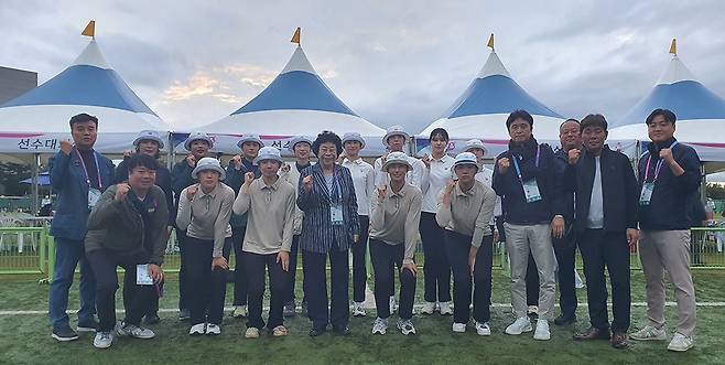 김광아 광주시양궁협회장이 지난 18일 전국체전 양궁경기가 열린 을숙도체육공원을 찾아 선수단을 격려하고 선전을 다짐하는 파이팅을 외치고 있다.