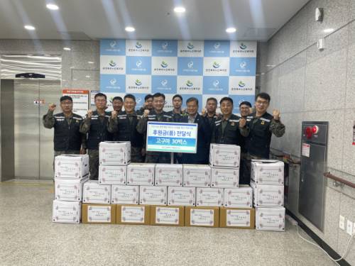 ◇2공병여단 백룡봉사단(대표:김광환 주임원사)이 20일 춘천북부노인복지관(관장:최기원)에 방문해 지역사회 어르신의 영양개선을 위한 90만원 상당의 고구마 40박스를 전달했다.