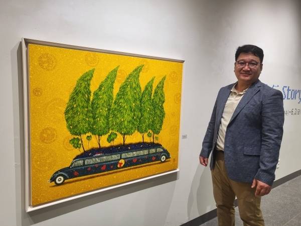 작품 앞에 선 우순근 작가. /경남도민일보 DB