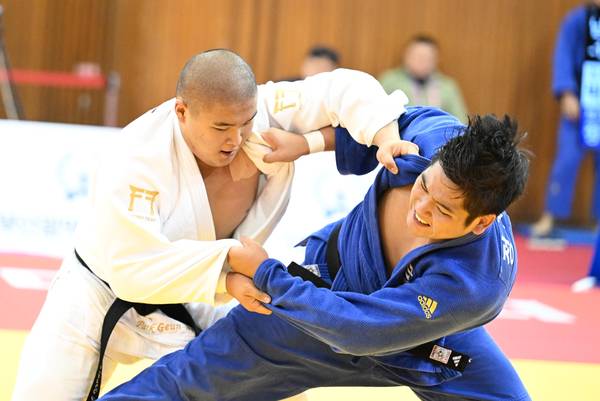 부산시 남구 대연동 부경대학교 대연캠퍼스 실내체육관에서 열린 제106회 전국체육대회 유도 남자 고등부 100kg 이하급 경남 박근호(흰색)가 제주 정지환을 제압하고 있다. /김구연 기자