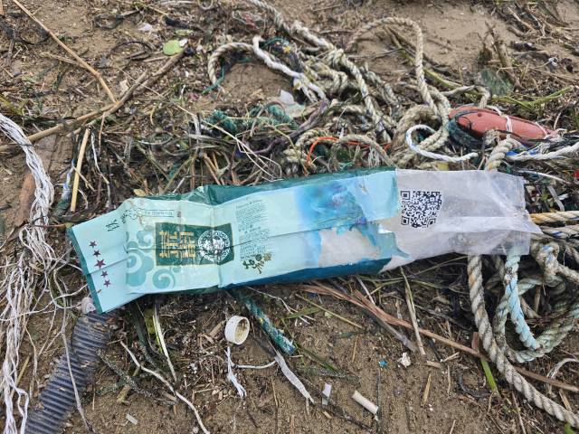 지난 15일 오전 포항시 남구 동해면 임곡리 해변에서 발견된 중국산 우롱차 포장지 안에서 마약으로 의심되는 다량의 백색 결정체가 발견됐다. 동해지방해양경찰청 제공.