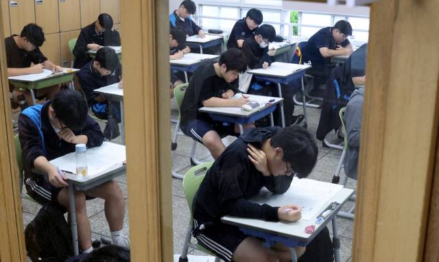 2026학년도 대학수학능력시험을 30일 남겨두고 마지막 전국연합학력평가가 실시된 지난 14일 부산 금정구 내성고등학교에서 3학년 학생들이 진지한 모습으로 시험 문제를 풀고 있다. 정종회 기자 jjh@