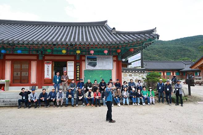 ▲ 17일 2025 포항문화포럼 '포항의 불교미술사' 2일차 현장답사가 보경사에서 진행되고 있다. 독자 제공