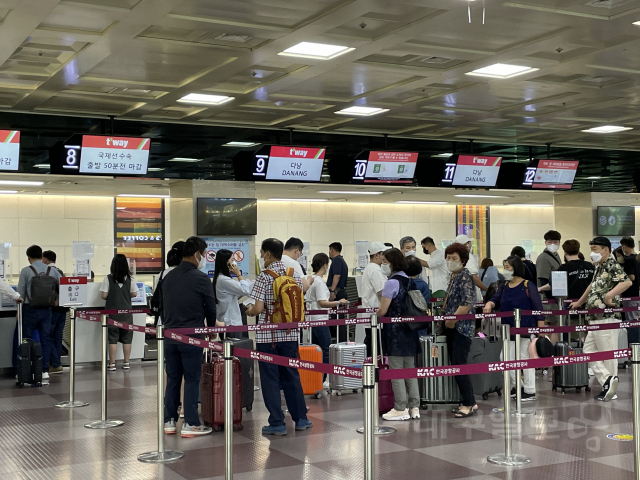 최근 캄보디아 사태가 심각해지면서 대구공항에서 출발하는 동남아 여행 수요 역시 줄어들고 있는 것으로 나타났다. 하지만 이 여파로 일본 여행 수요는 역으로 높아지는 추세를 보이고 있다. 위 사진은 2023년 하계 피서 휴가를 떠나기 위해 대구공항을 찾은 여행객들의 모습. 대구일보DB